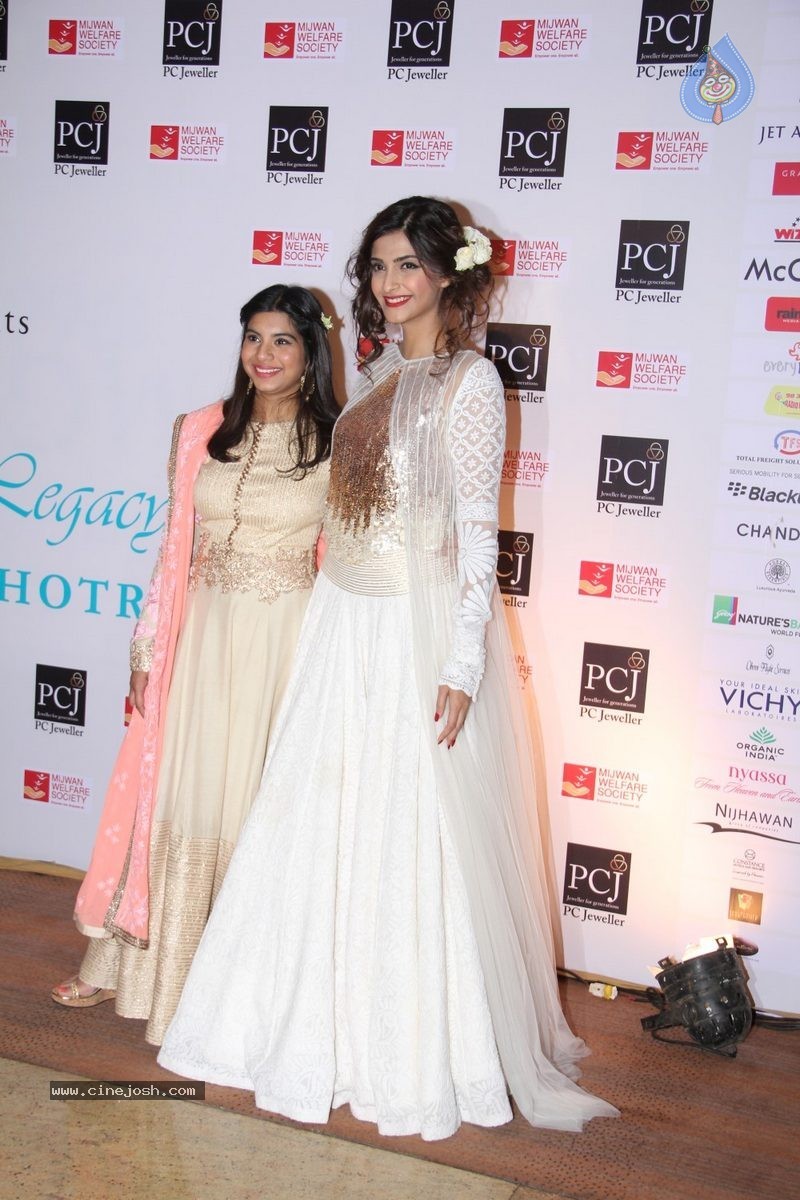 Bolly Celebs at 5th Annual Mijwan Fashion Show - 77 / 104 photos