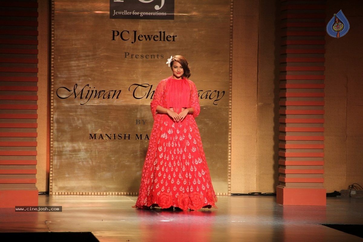 Bolly Celebs at 5th Annual Mijwan Fashion Show - 78 / 104 photos