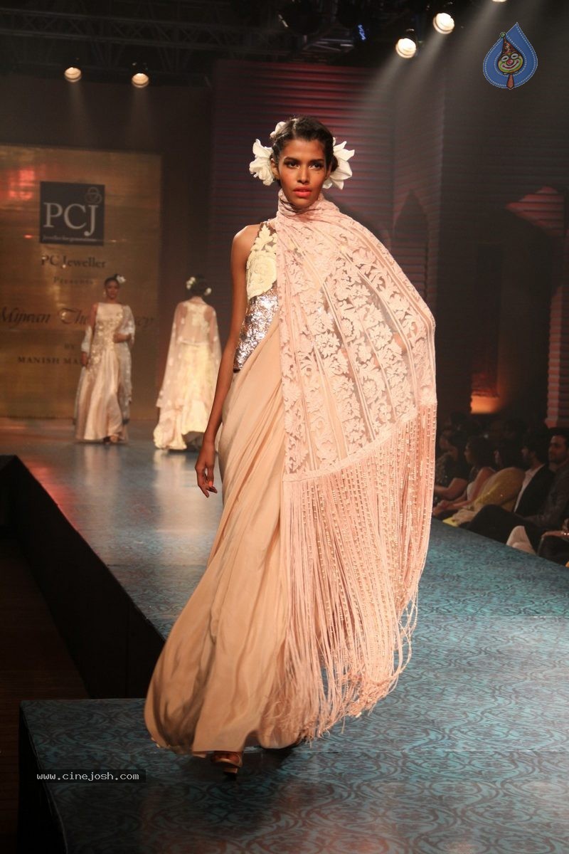 Bolly Celebs at 5th Annual Mijwan Fashion Show - 81 / 104 photos