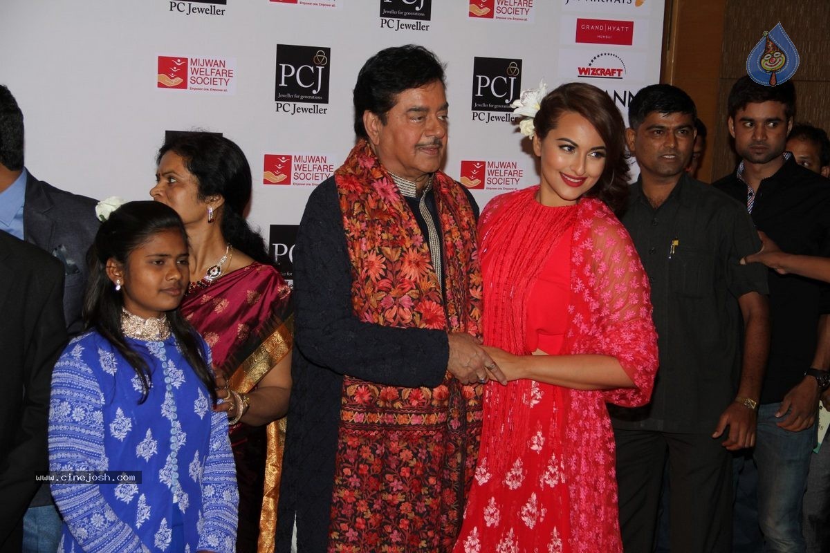 Bolly Celebs at 5th Annual Mijwan Fashion Show - 84 / 104 photos