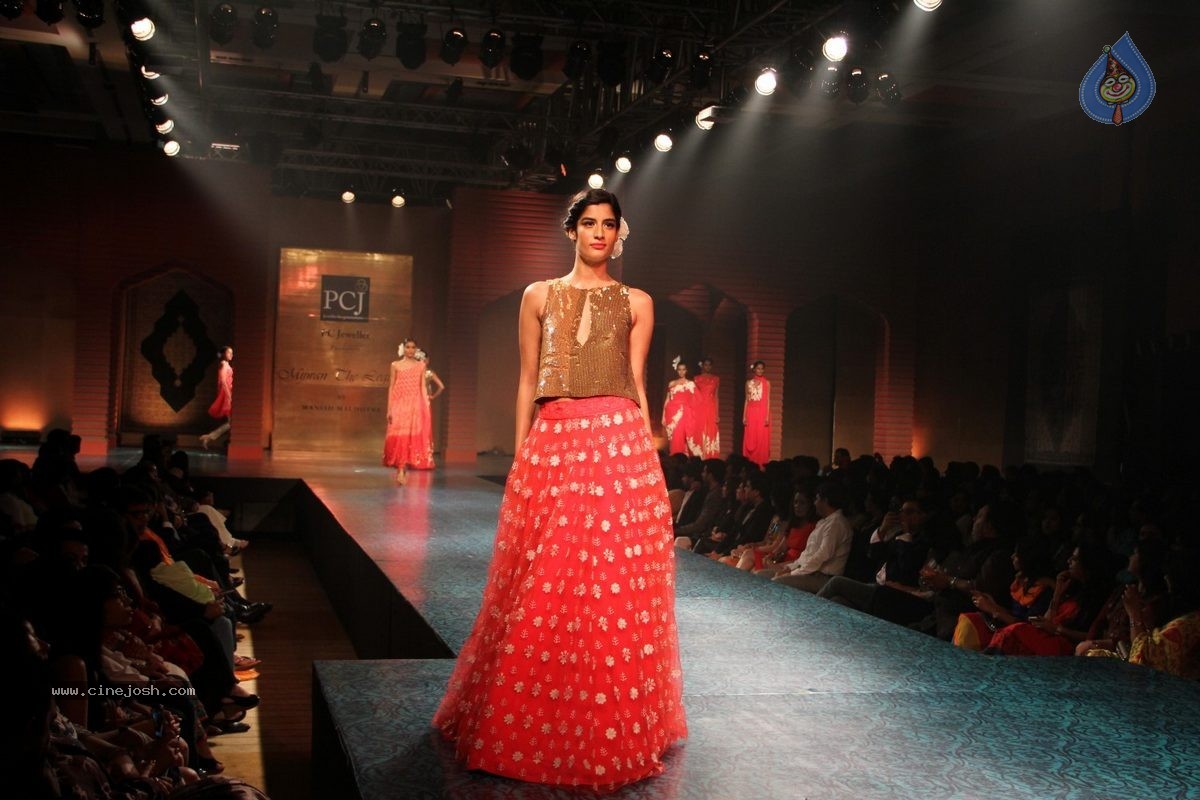 Bolly Celebs at 5th Annual Mijwan Fashion Show - 86 / 104 photos