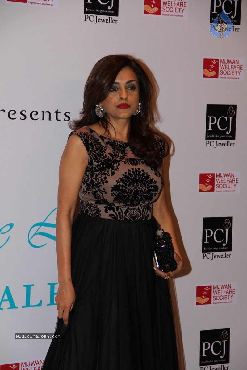 Bolly Celebs at 5th Annual Mijwan Fashion Show - 87 / 104 photos