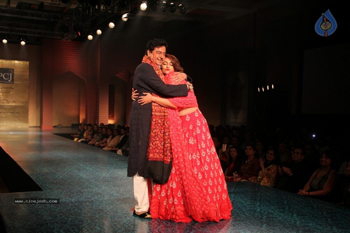 Bolly Celebs at 5th Annual Mijwan Fashion Show - 88 / 104 photos