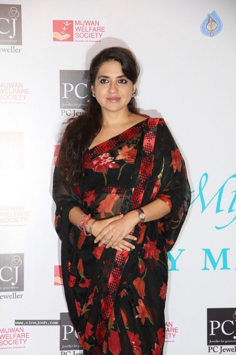 Bolly Celebs at 5th Annual Mijwan Fashion Show - 89 / 104 photos