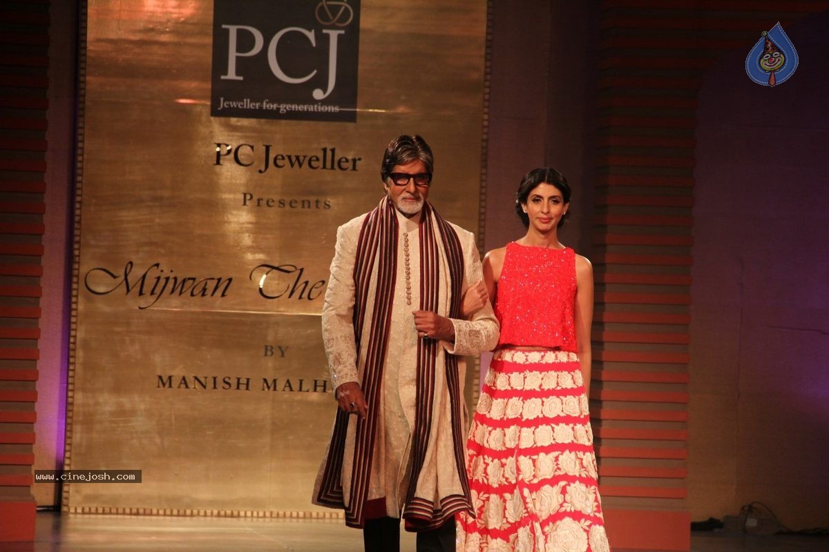 Bolly Celebs at 5th Annual Mijwan Fashion Show - 91 / 104 photos