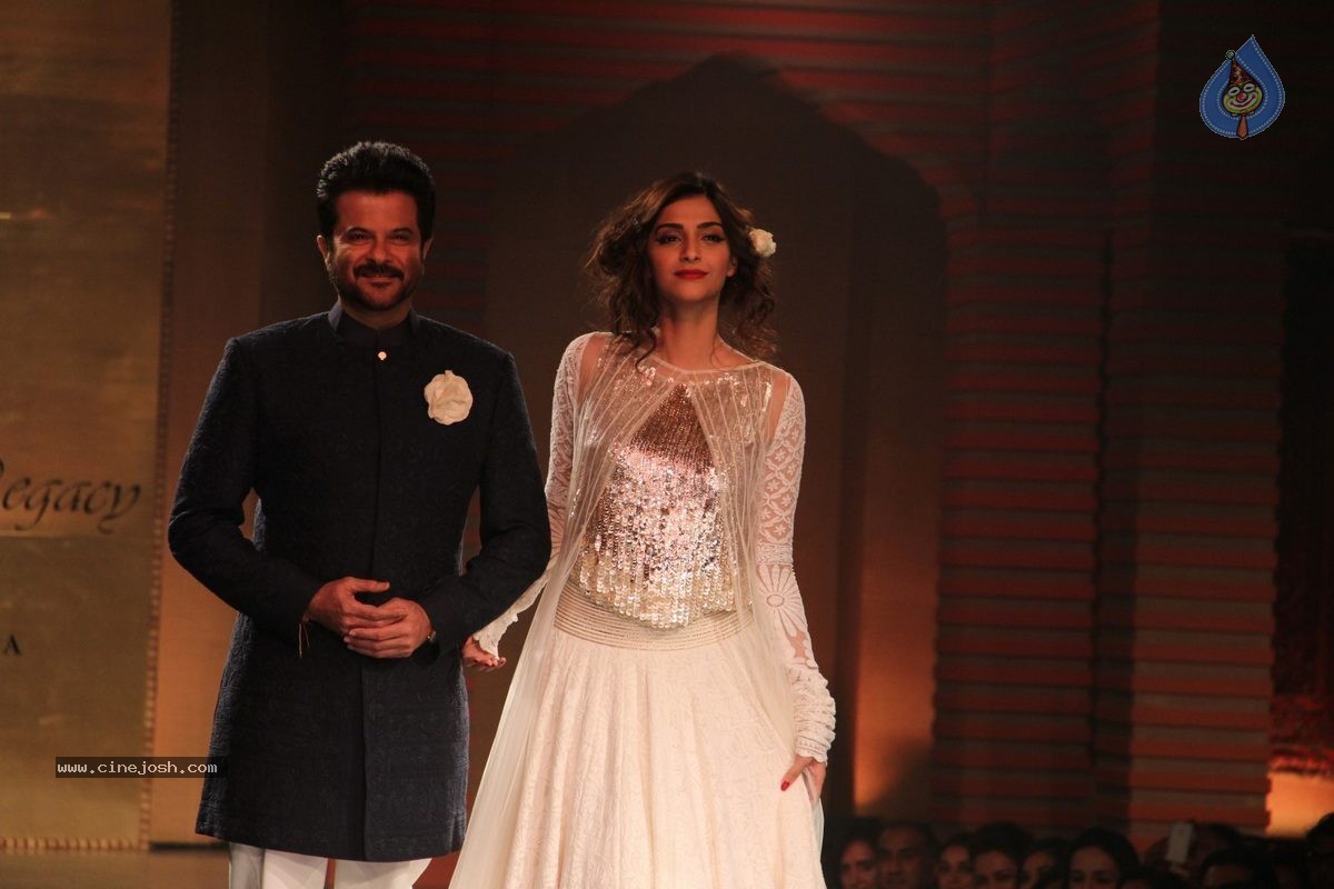 Bolly Celebs at 5th Annual Mijwan Fashion Show - 93 / 104 photos