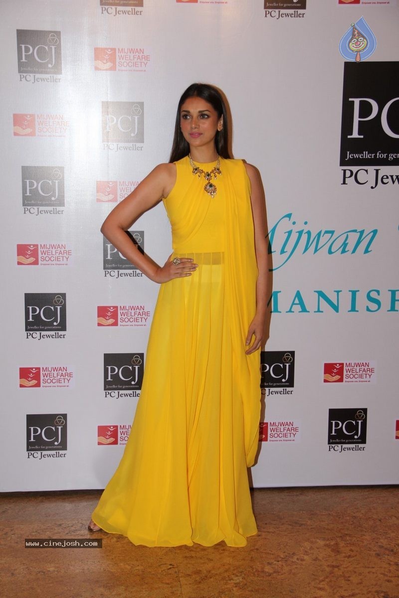 Bolly Celebs at 5th Annual Mijwan Fashion Show - 95 / 104 photos