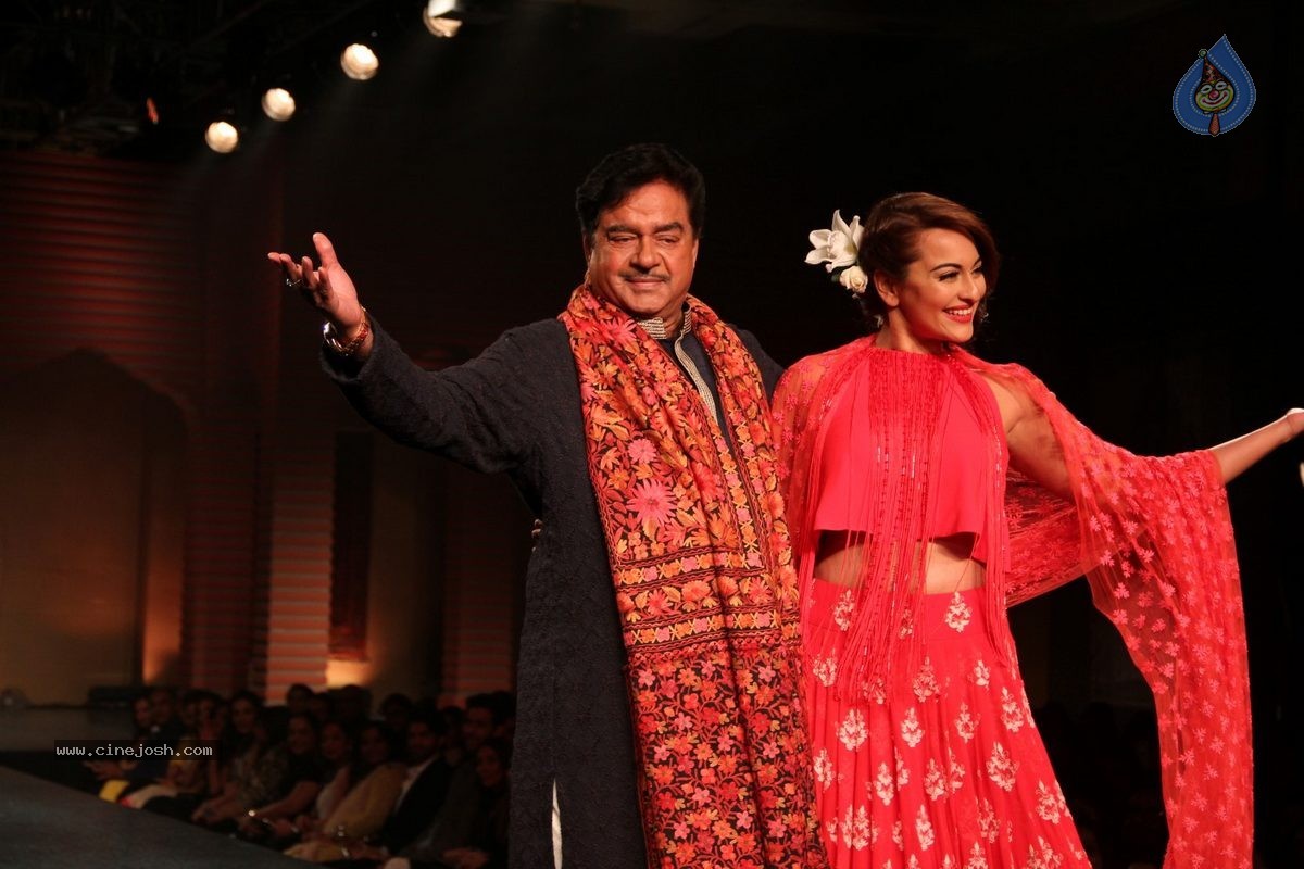 Bolly Celebs at 5th Annual Mijwan Fashion Show - 98 / 104 photos