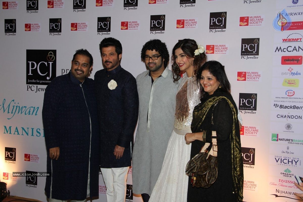 Bolly Celebs at 5th Annual Mijwan Fashion Show - 99 / 104 photos