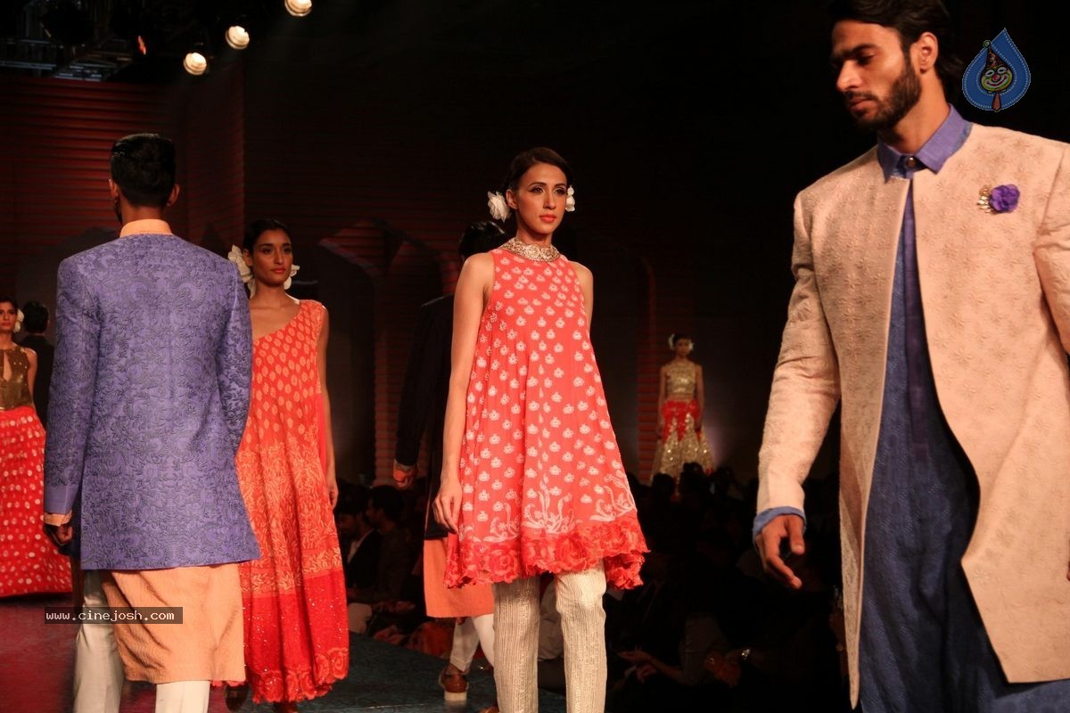 Bolly Celebs at 5th Annual Mijwan Fashion Show - 100 / 104 photos