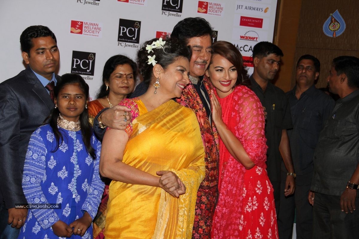 Bolly Celebs at 5th Annual Mijwan Fashion Show - 103 / 104 photos