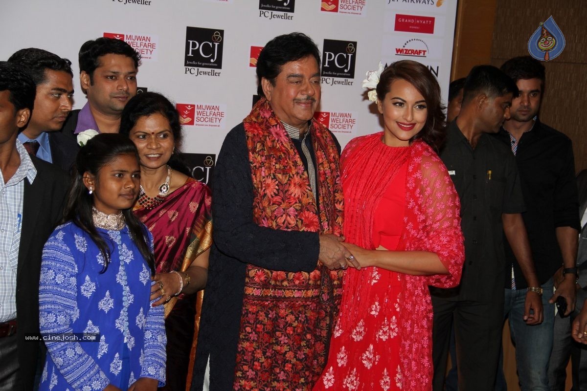 Bolly Celebs at 5th Annual Mijwan Fashion Show - 104 / 104 photos