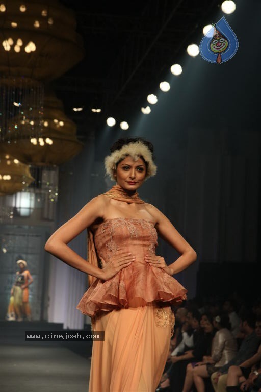 Bolly Celebs at Aamby Valley India Bridal Fashion Week - 30 / 54 photos