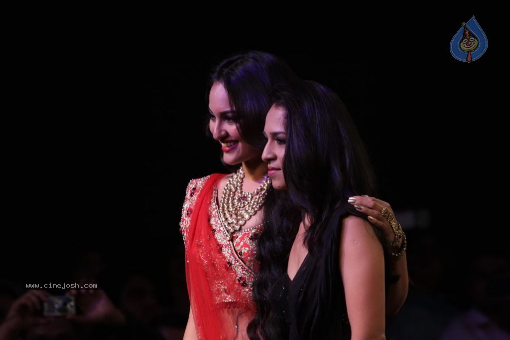 Bolly Celebs at Aamby Valley India Bridal Fashion Week - 31 / 54 photos