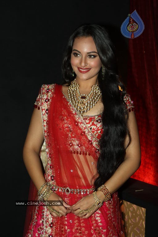 Bolly Celebs at Aamby Valley India Bridal Fashion Week - 37 / 54 photos