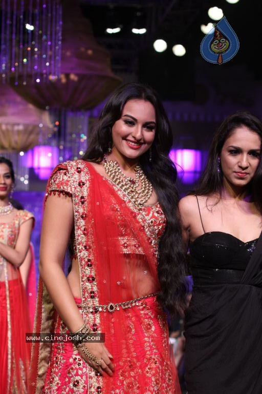 Bolly Celebs at Aamby Valley India Bridal Fashion Week - 43 / 54 photos