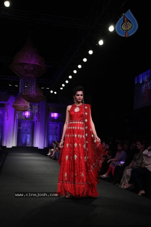 Bolly Celebs at Aamby Valley India Bridal Fashion Week - 44 / 54 photos