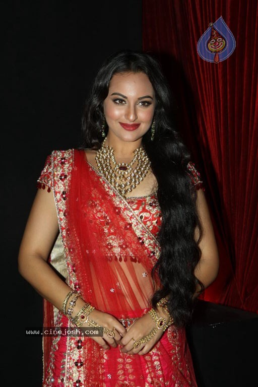 Bolly Celebs at Aamby Valley India Bridal Fashion Week - 48 / 54 photos