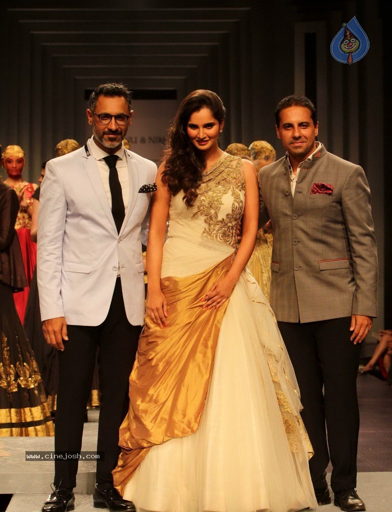 Bolly Celebs at Aamby Valley India Bridal Week 2013 - 21 / 84 photos