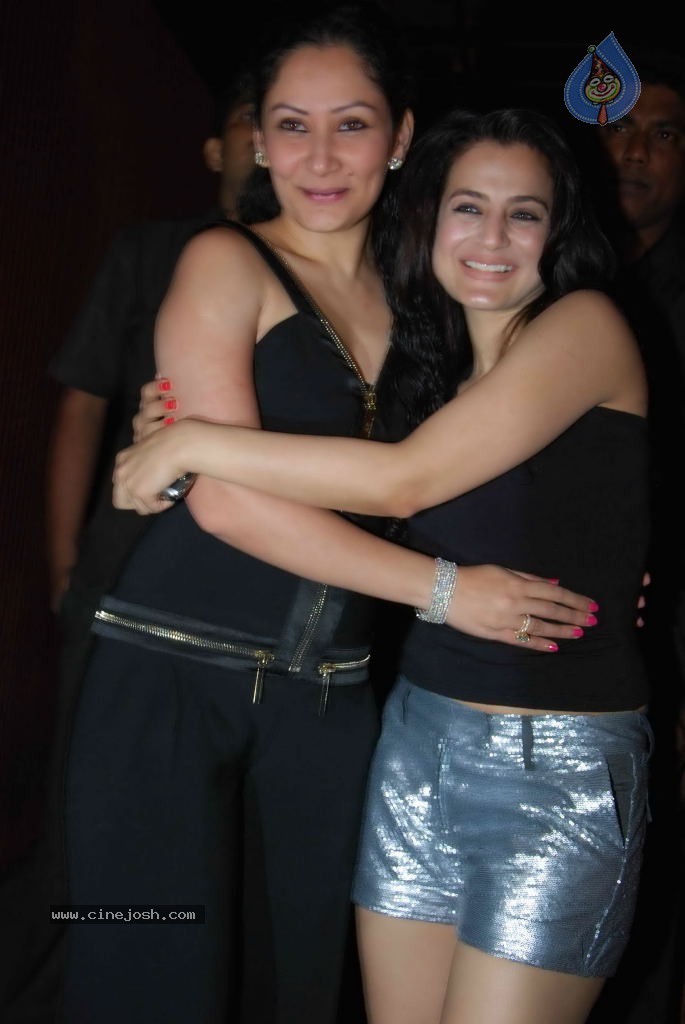 Bolly Celebs at Agneepath Movie Success Party - 146 / 150 photos