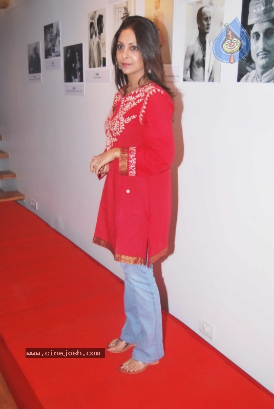 Bolly Celebs at Anupam Kher Art Exhibition Launch - 4 / 65 photos