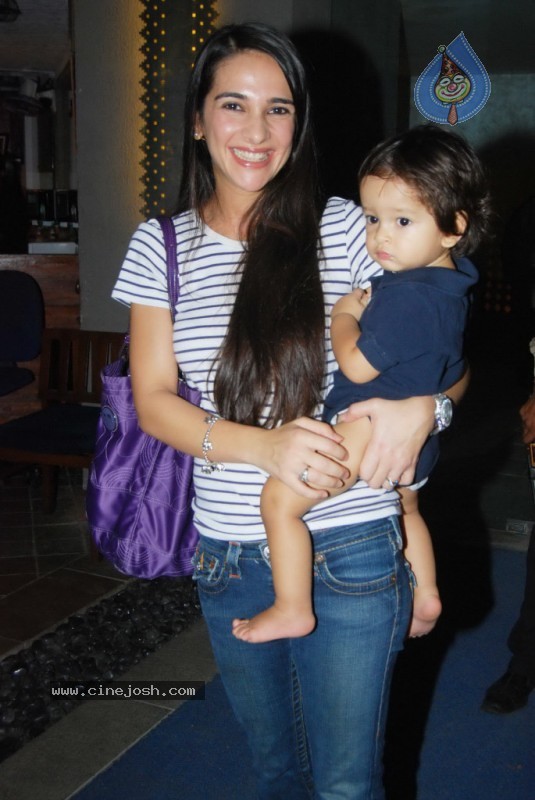 Bolly Celebs at Anupam Kher Art Exhibition Launch - 18 / 65 photos