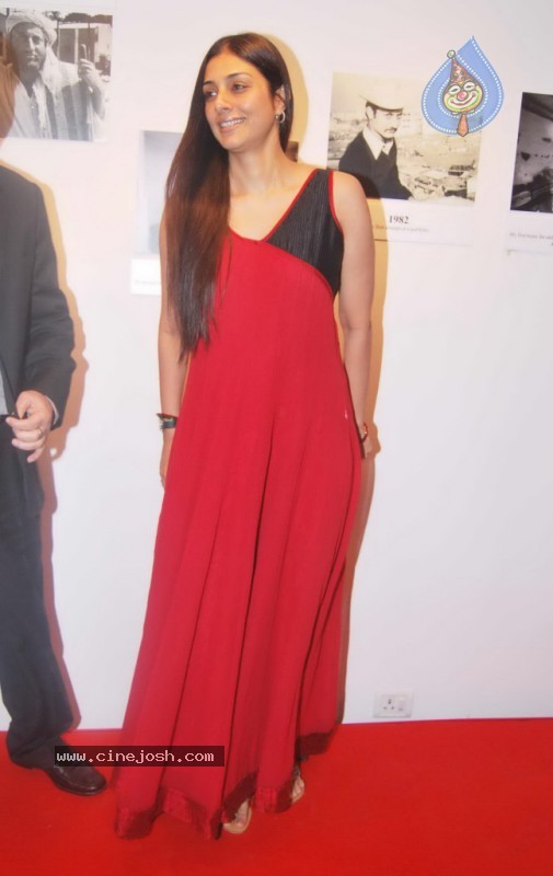 Bolly Celebs at Anupam Kher Art Exhibition Launch - 19 / 65 photos