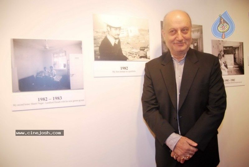 Bolly Celebs at Anupam Kher Art Exhibition Launch - 20 / 65 photos