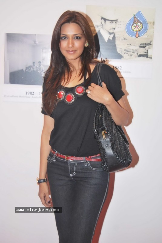 Bolly Celebs at Anupam Kher Art Exhibition Launch - 21 / 65 photos