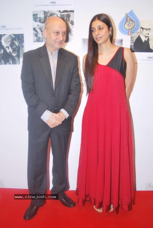 Bolly Celebs at Anupam Kher Art Exhibition Launch - 27 / 65 photos