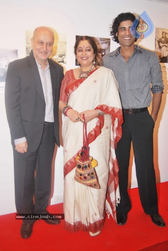 Bolly Celebs at Anupam Kher Art Exhibition Launch - 31 / 65 photos