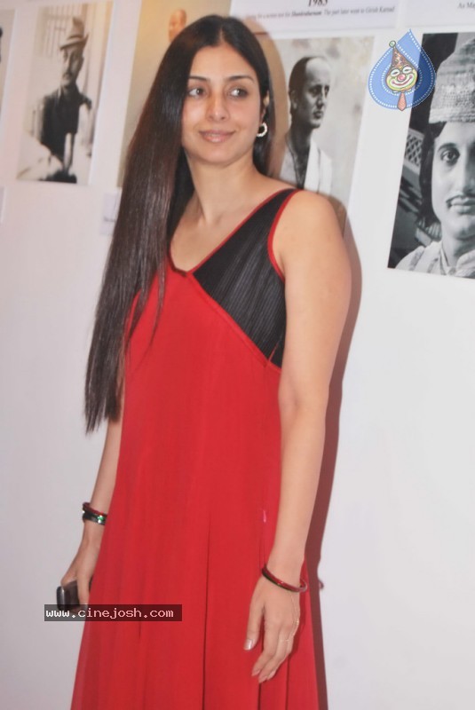 Bolly Celebs at Anupam Kher Art Exhibition Launch - 32 / 65 photos