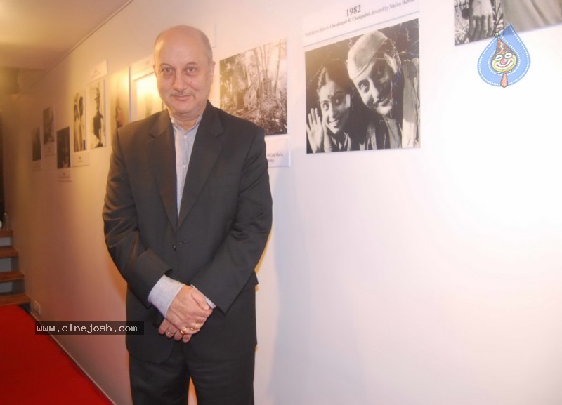 Bolly Celebs at Anupam Kher Art Exhibition Launch - 35 / 65 photos