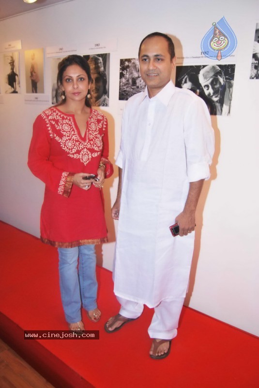 Bolly Celebs at Anupam Kher Art Exhibition Launch - 36 / 65 photos
