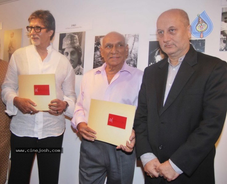 Bolly Celebs at Anupam Kher Art Exhibition Launch - 37 / 65 photos