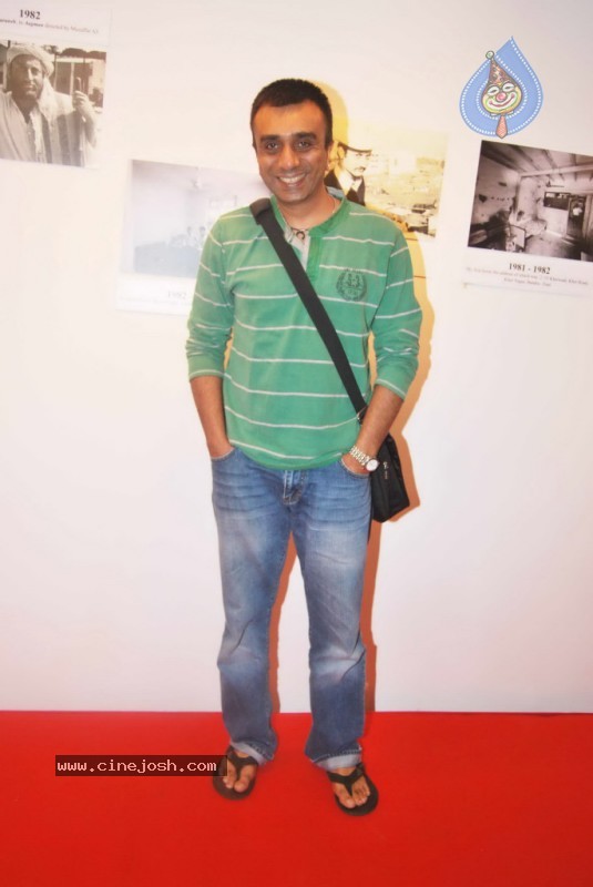 Bolly Celebs at Anupam Kher Art Exhibition Launch - 38 / 65 photos