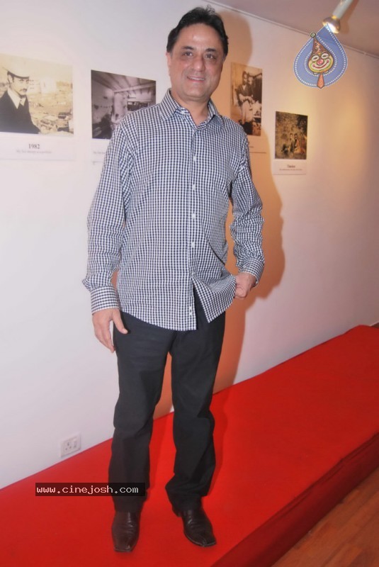 Bolly Celebs at Anupam Kher Art Exhibition Launch - 40 / 65 photos