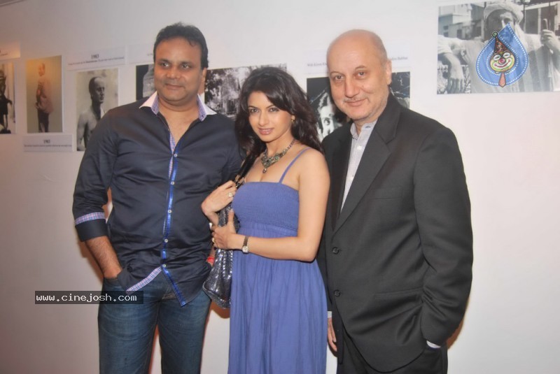 Bolly Celebs at Anupam Kher Art Exhibition Launch - 41 / 65 photos