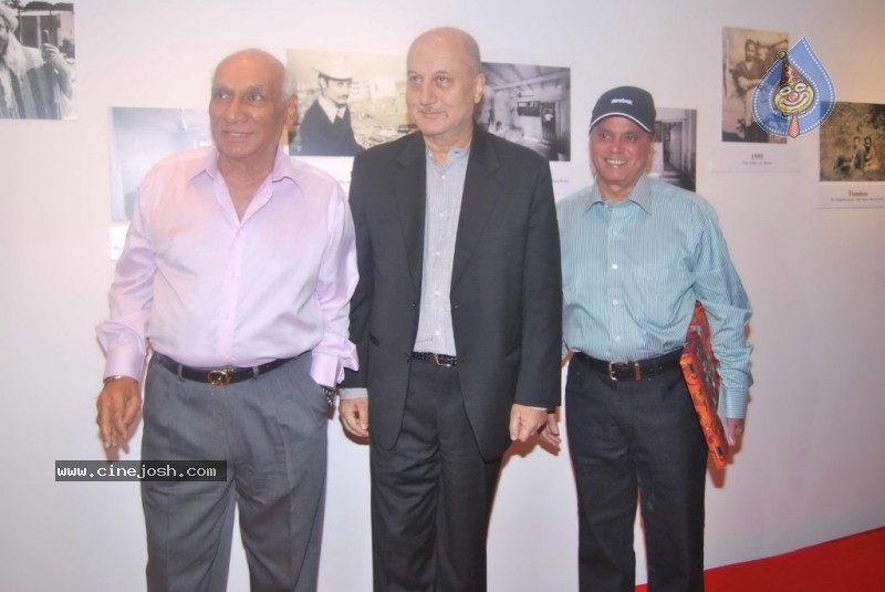 Bolly Celebs at Anupam Kher Art Exhibition Launch - 48 / 65 photos