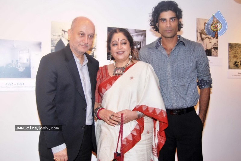 Bolly Celebs at Anupam Kher Art Exhibition Launch - 50 / 65 photos