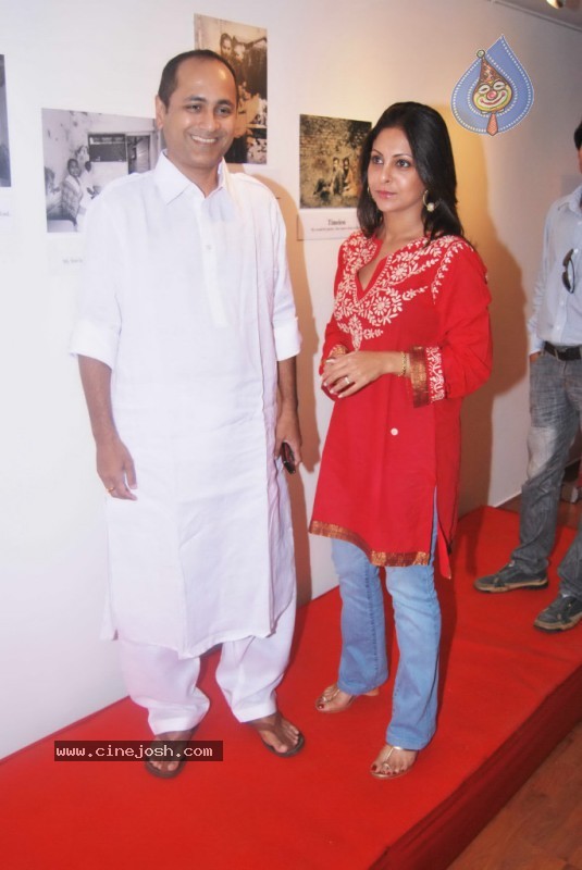 Bolly Celebs at Anupam Kher Art Exhibition Launch - 51 / 65 photos