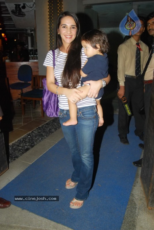 Bolly Celebs at Anupam Kher Art Exhibition Launch - 52 / 65 photos