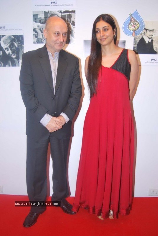 Bolly Celebs at Anupam Kher Art Exhibition Launch - 54 / 65 photos