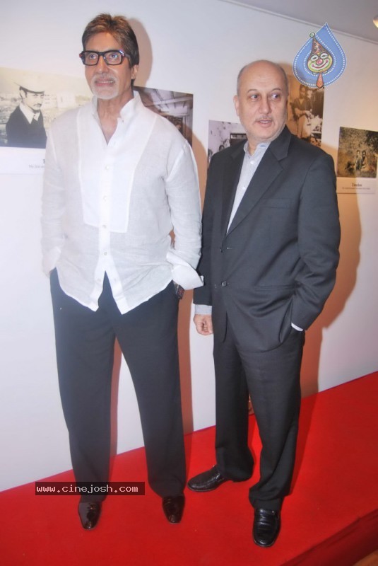 Bolly Celebs at Anupam Kher Art Exhibition Launch - 55 / 65 photos