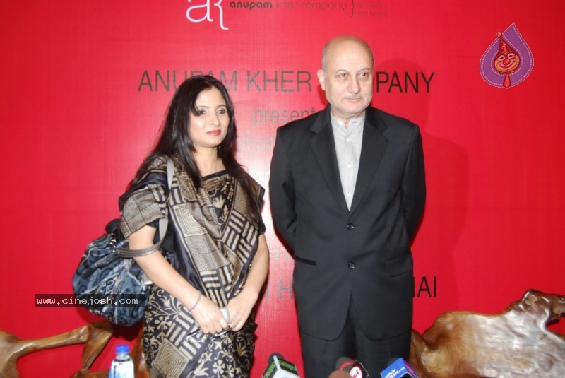 Bolly Celebs at Anupam Kher Art Exhibition Launch - 60 / 65 photos