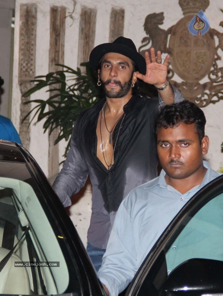 Bolly Celebs at Arjun Kapoor Birthday Party - 22 / 26 photos