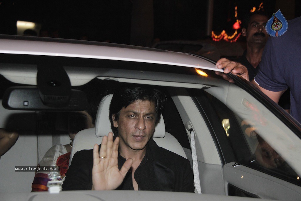 Bolly Celebs at Big B Diwali Party - 7 / 133 photos