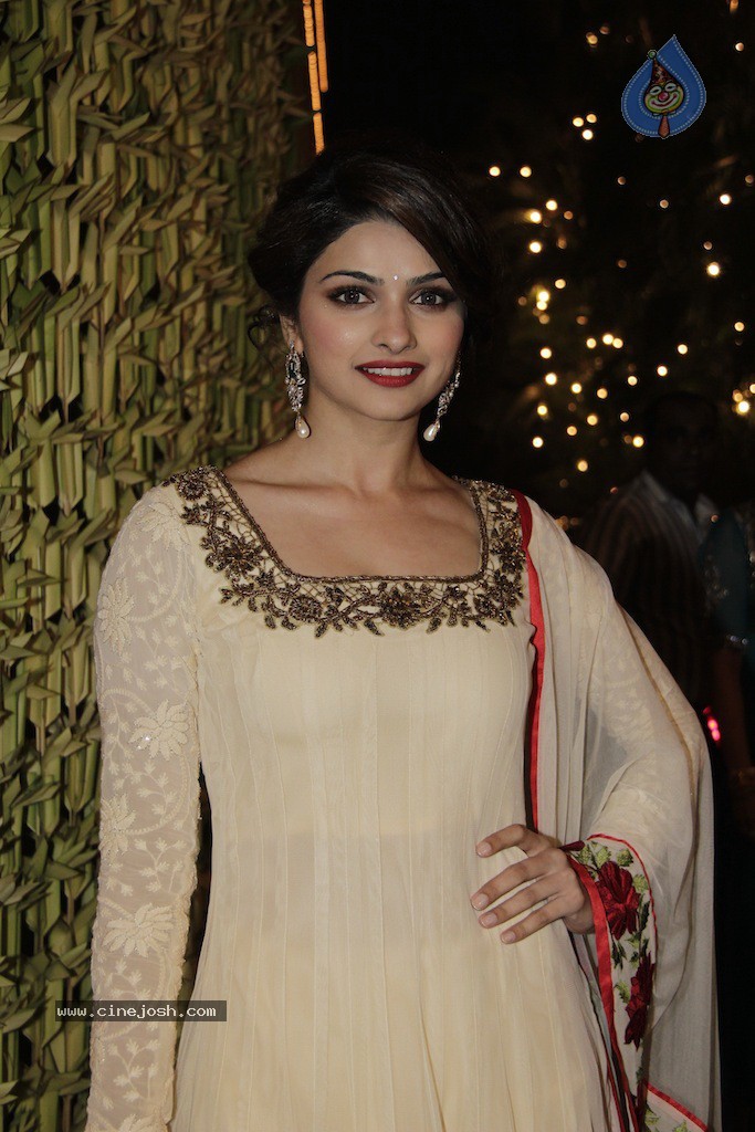 Bolly Celebs at Big B Diwali Party - 10 / 133 photos