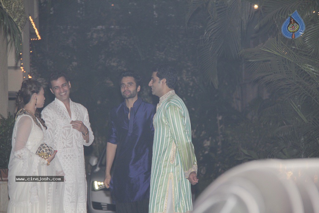 Bolly Celebs at Big B Diwali Party - 11 / 133 photos
