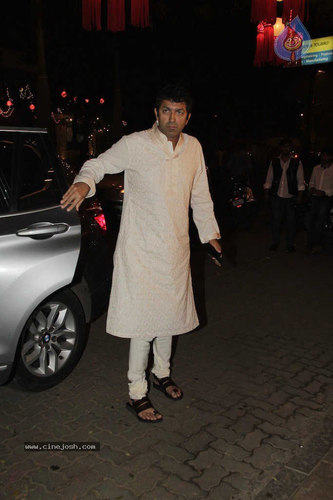 Bolly Celebs at Big B Diwali Party - 12 / 133 photos